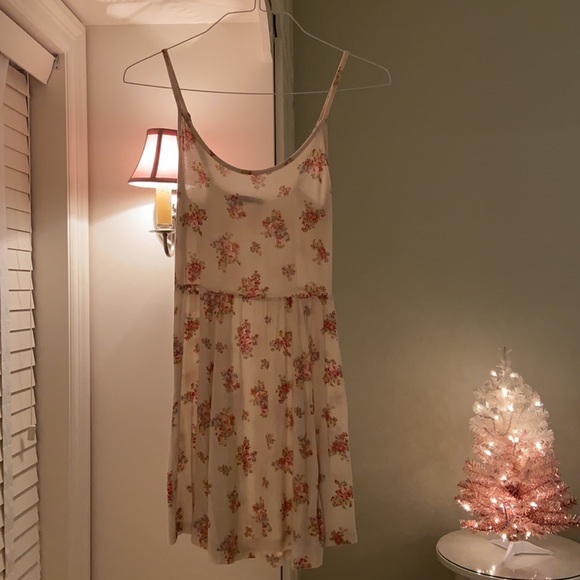 Brandy Melville Nora Dress in Cream Floral - Picture 2 of 6